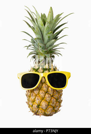 Fashion hipster ananas, Bright couleur d'été, des fruits tropicaux avec des lunettes, l'art créatif concept, un style minimaliste, Hot beach vibes isolé sur un whi Banque D'Images