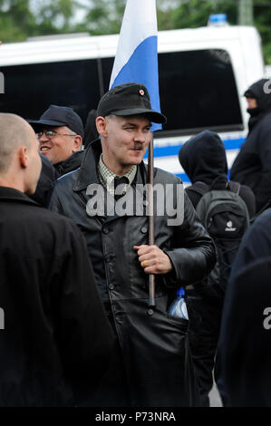 Allemagne, rallye du nazisme et des groupes extrémistes de droite à Hambourg, militant néo-nazi avec la moustache d'Adolf Hitler Banque D'Images