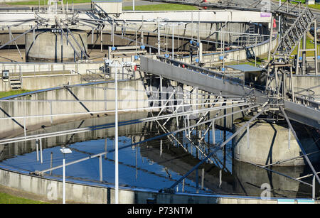 ALLEMAGNE, Hambourg, usine de traitement de l'eau , Clarifier bassin, la boue de Sewage est brûlée / DEUTSCHLAND Hambourg, Hambourg Wasser Klaerwerk Koehlbrandhoeft, Klaerbecken Banque D'Images