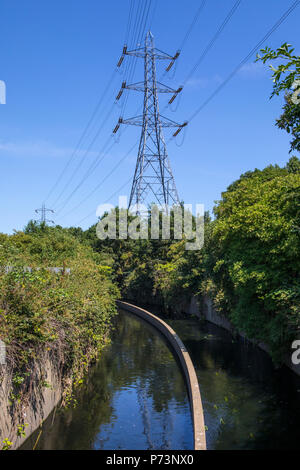 Une vue de pylônes qui pèse sur la rivière Lea à Tottenham, London, UK. Banque D'Images