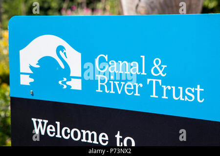 Londres, UK - 3 juillet 2018 : un signe par le Canal and River Trust sur la rivière Lea à Stonebridge Lock à Tottenham, Londres, le 3 juillet 2018. Banque D'Images