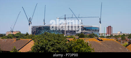 Londres, UK - 3 juillet 2018 : une vue panoramique de la nouvelle Tottenham Hotspur FC stadium en construction et dominant de la banlieue à Tottenham, Lo Banque D'Images