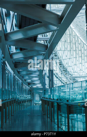 Une vue du couloir de niveau supérieur au plafond de l'atrium en verre à Tokyo International Forum conçu par un architecte américain, Rafael Viñoly, Tokyo Japon. Banque D'Images