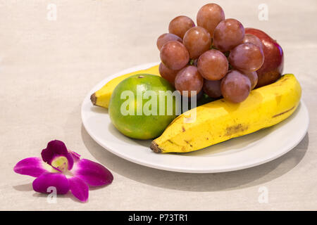 Les fruits sains background, studio photo de différents fruits sur table en bois Banque D'Images