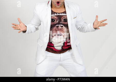 Portrait de l'étonnement des modèle masculin avec barba soie , ouvrir la bouche avec surprisment terrifié audience news. L'homme excité dans des vêtements formels isolated over white background Banque D'Images