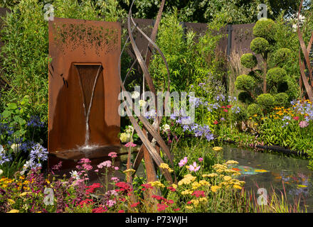 L'Éclat en fleurs jardin conçu par Charlie fleurissent à la RHS Hampton Court Palace Flower Show, East Moseley, Surrey, UK Banque D'Images