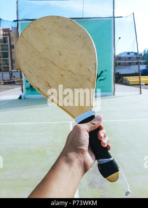 Raquette en bois pour jeu de Fronton, raquette, avec une seule main bas du mur à jouer fronton Banque D'Images
