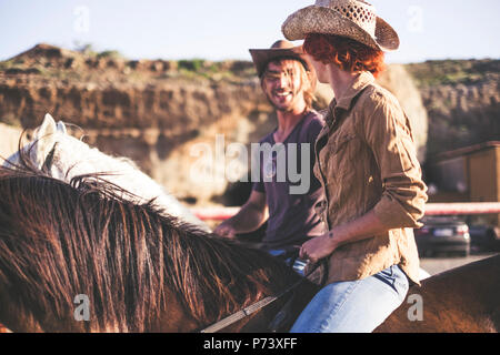 Couple de personnes et de couple de chevaux ont ensemble l'activité de loisirs à la campagne. de vie moderne hors du bureau et de façon naturelle de vivre et en Banque D'Images