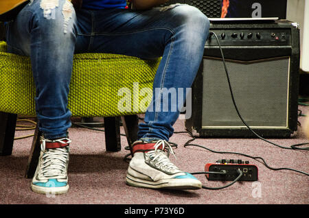 Close Up of Man Playing Guitar acoustique amplifiée Banque D'Images