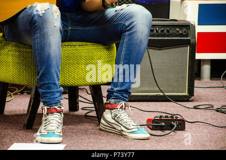 Close Up of Man Playing Guitar acoustique amplifiée Banque D'Images