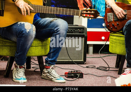 Close Up of Man Playing Guitar acoustique amplifiée Banque D'Images