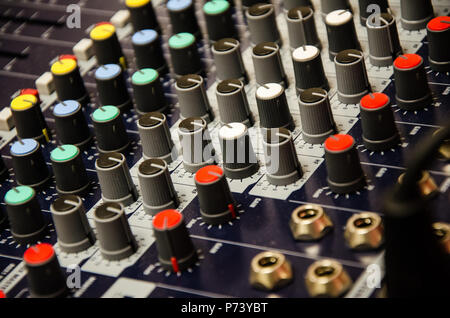 Mixer d'une équipe qui est chargée de contrôler l'audio. Banque D'Images