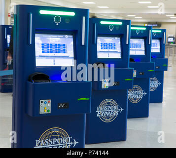 Global Entry et APC Kiosques, situé dans les aéroports internationaux à travers la nation, rationaliser l'entrée aux États-Unis. Banque D'Images