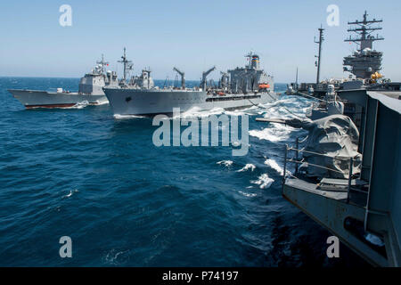 Les eaux situées au sud du Japon (11 mai 2017) de la classe Ticonderoga, croiseur USS Shiloh (CG 67), transport maritime et militaire de la flotte commande reconstitution huileur, USNS John Ericsson (T-AO 194), aux côtés de la Marine à vapeur de l'avant du porte-avions déployés, USS Ronald Reagan (CVN 76), au cours d'un ravitaillement en mer. Ronald Reagan a reçu environ 1,4 millions de gallons de carburant à partir de John Ericsson pendant la reconstitution. Ronald Reagan, le groupe aéronaval du porte-étendard de 5, fournit une force prête au combat qui protège et défend les intérêts de maritime collective de ses alliés et partenaires de l'Indo-Asia-Paci Banque D'Images