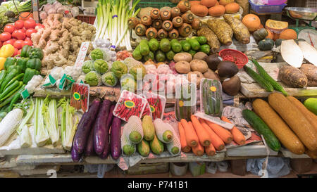 Les fruits et légumes frais au marché de rue à Hong Kong Banque D'Images