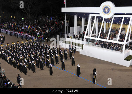 La U.S. Navy Band salue le président Barack Obama alors qu'il passe l'examen présidentielle stand lors de la 57e parade inaugurale présidentielle à Washington, D.C., 21 janvier 2013. La participation des militaires à l'investiture présidentielle remonte au 30 avril 1789, lorsque les membres de l'armée américaine, unités de milice locales et les anciens combattants de la guerre révolutionnaire escorté George Washington à sa première cérémonie d'inauguration. Banque D'Images