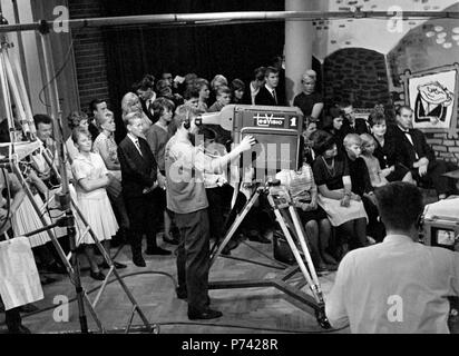 Tesvisio 1957-1965, le premier canal de télévision en Finlande. Spectacle de musique pour auditoire juvénile en cours. Tesvision Ratakadun studiolla tehdään tanssihetki ohjelmaa «Nuorten'. Kameramies työssä. Televisiokamera. Banque D'Images