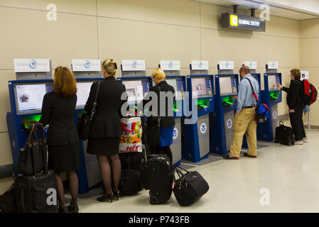 Global Entry et APC Kiosques, situé dans les aéroports internationaux à travers la nation, rationaliser l'entrée aux États-Unis. Banque D'Images