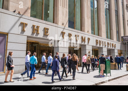 Les travailleurs en col blanc à l'extérieur de l'immeuble Trump à Wall Street Banque D'Images