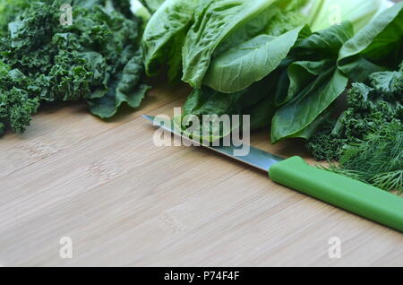 Les herbes fraîches et les légumes verts sur un conseil de bambou avec copie espace. Arrière-plan de la nutrition, l'alimentation, la santé, l'alimentation et la perte de poids. Banque D'Images