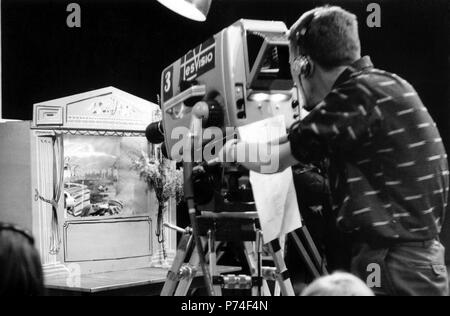 Tesvisio, 1957-1965, le premier canal de télévision en Finlande. L'Tesvisio Tesvisio caméraman au travail, 1957-1965, le premier canal de télévision en Finlande. Cameraman Matti Hämäläinen au travail dans le studio de télévision. Banque D'Images