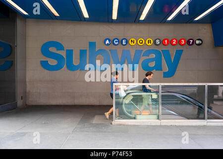 Les gens qui entrent dans une station de métro à New York Banque D'Images