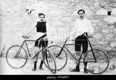 Paul Masson et Léon Flameng Français : Jeux Olympiques 1896, Athènes. À partir de la France : Les cyclistes Léon Flameng (droite) et Paul Masson. eština Francouzští cyklisté : Paul Masson un Léon Flameng, 1896 . 18968 Albert Meyer 6 Olympia 1896 Banque D'Images