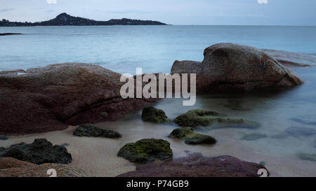 De gros rochers sur la mer Banque D'Images