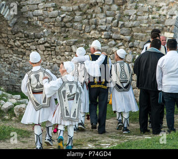 Berat, Albanie- 29 septembre 2016 : des enfants dans un costume traditionnel dans un festival de musique dans la région de Berat Albanie, château Banque D'Images