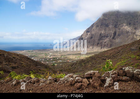 Vue sur les falaises et les collines rouges d'El Golfo vallée, jusqu'à l'océan, Frontera, El Hierro, Îles Canaries, Espagne Banque D'Images