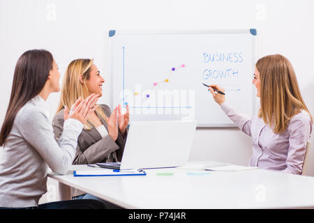 Trois sont des femmes d'avoir séance dans leur bureau. Banque D'Images