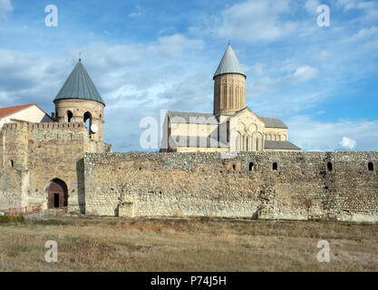 La cathédrale Alaverdi derrière des murailles fortifiées, région de Kakheti, Géorgie Banque D'Images