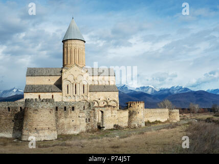 Monastère orthodoxe Alaverdi Caucase avec montagnes en arrière-plan, la région de Kakheti, Géorgie Banque D'Images