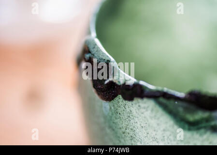 Passage libre voir vidé verre de kéfir probiotik verre mélangé avec poudre de spiruline verte sur table de cuisine. Banque D'Images