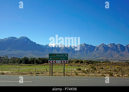 Signe de route avec l'itinéraire à Worcester et Ceres dans la province du Cap-Occidental en Afrique du Sud. Banque D'Images