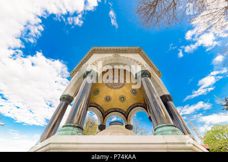 La fontaine allemande est un belvédère fontaine de style dans l'extrémité nord de l'hippodrome (ancienne) de la Place Sultanahmet, Istanbul, Turquie. Banque D'Images
