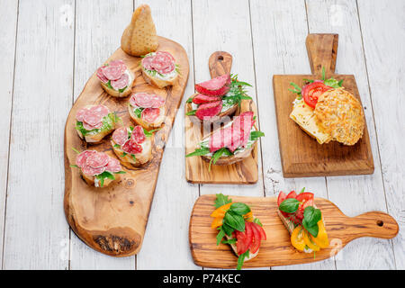 Mini sandwiches alimentaires. Brushetta ou d'authentiques tapas espagnoles traditionnelles pour le déjeuner table. En-cas délicieux antipasti, apéritif, pique-nique ou partie sur le temps. Vue d'en haut Banque D'Images