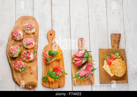 Mini sandwiches alimentaires. Brushetta ou d'authentiques tapas espagnoles traditionnelles pour le déjeuner table. En-cas délicieux antipasti, apéritif, pique-nique ou partie sur le temps. Vue d'en haut Banque D'Images