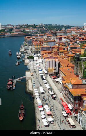 14.06.2018, Porto, Portugal, Europe - une vue sur Porto le paysage urbain le long du bord de la rivière Douro. Banque D'Images