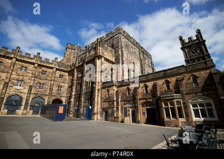 Intérieur du château de Lancaster avec l'ancien bâtiment de la prison des débiteurs et garder Lancaster England uk Banque D'Images