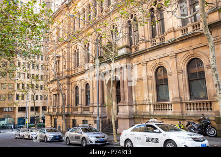 NSW Department of Lands dans le centre-ville de Sydney, Nouvelle-Galles du Sud, Australie avec des voitures de taxi dans la station de taxis attendant les clients Banque D'Images