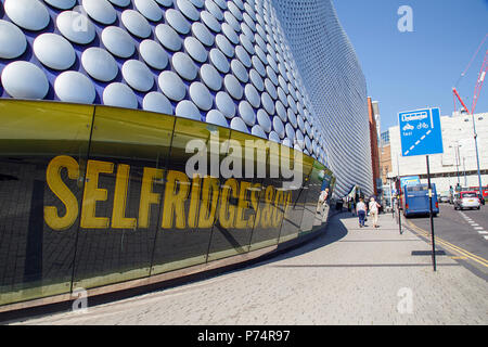 Birmingham, UK : 29 Juin 2018 : grand magasin Selfridges à Park Street - partie de la centre commercial Bullring. Les piétons marcher vers l'arrêt de bus Banque D'Images