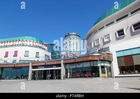 Birmingham, UK : 29 Juin 2018 : Pizza Hut et Nando's restaurant dans le centre commercial Bullring - Birmingham. Fond de Ciel bleu d'été. Banque D'Images