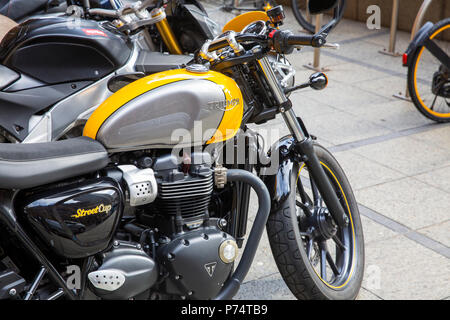 Moto Triumph street xcup stationné à Sydney, Australie Banque D'Images