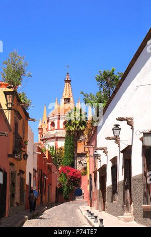 Clocher de l'église de l'archange Dome. Vue depuis la rue Aldama Parroquia, San Miguel de Allende, Guanajuato, Mexique, Etat de l'Amérique du Nord. Patrimoine mondial de l'UNESCO Banque D'Images