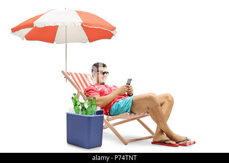 Touriste avec un téléphone assis dans une chaise longue avec un parapluie à côté d'un fort refroidissement isolé sur fond blanc Banque D'Images