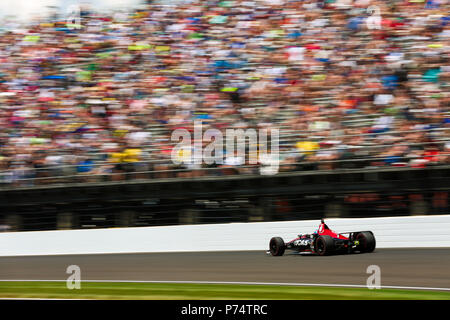 Robert Wickens du Schmidt Peterson Motorsports équipe dans son numéro 6 dans la voiture de course Indy 500. Credit : Shivraj Gohil Spacesuit / Médias. Banque D'Images