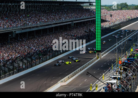 Le pack en action dans la course Indy 500. Credit : Andy Clary / Spacesuit Médias. Banque D'Images