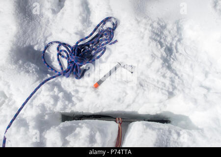 T'arrêter dans le glacier avec un piolet Banque D'Images