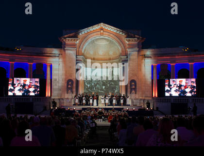 WASHINGTON, D.C. (15 juin 2014) membres de la U.S. Navy Band chalumeaux mer participer dans le cadre de Forces armées conjointes Chorus pour commémorer le Cimetière National d'Arlington's 150e anniversaire. Le Cimetière National d'Arlington a présenté une comédie musicale et historique hommage à leur passé, présent et futur avec une allocution de secrétaire de l'armée, l'Honorable John McHugh et musique de forces armées conjointes Chorus et 'Le Président', U.S. Marine Band. Banque D'Images